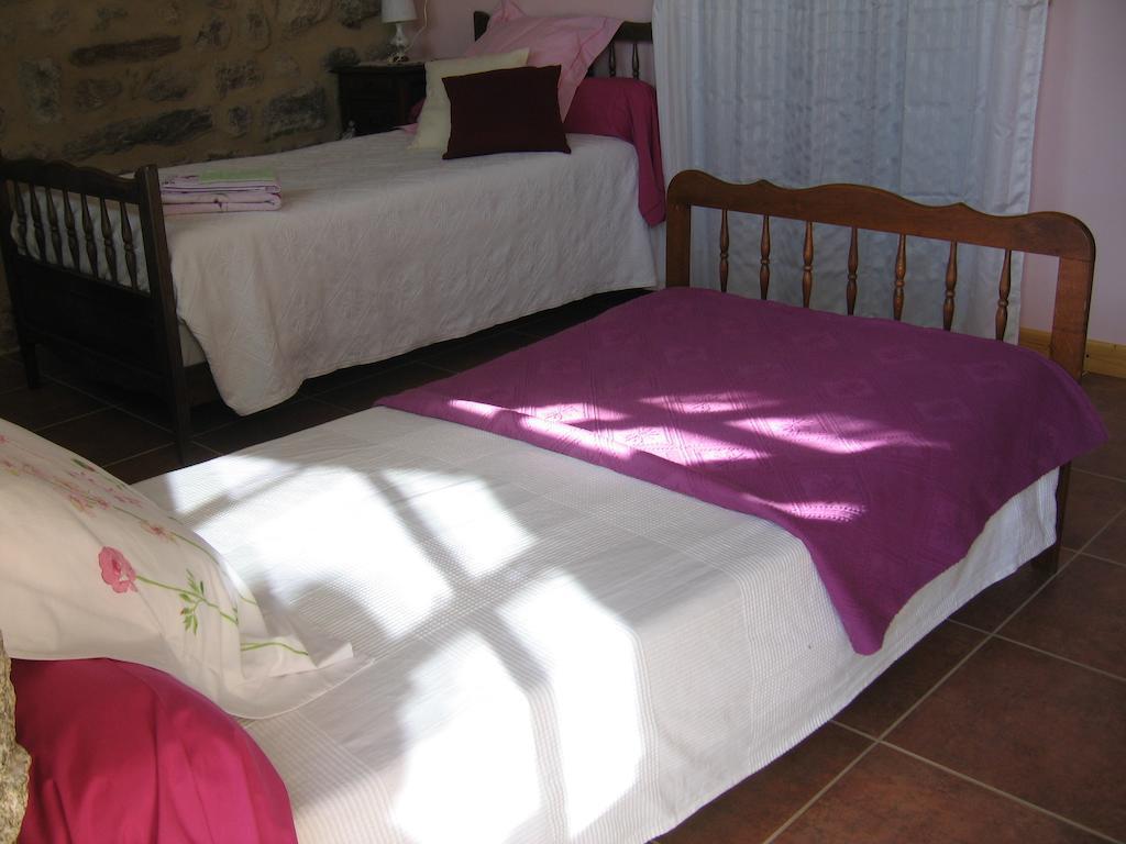 Bed and Breakfast La Ferme Des Genets Medeyrolles Zimmer foto