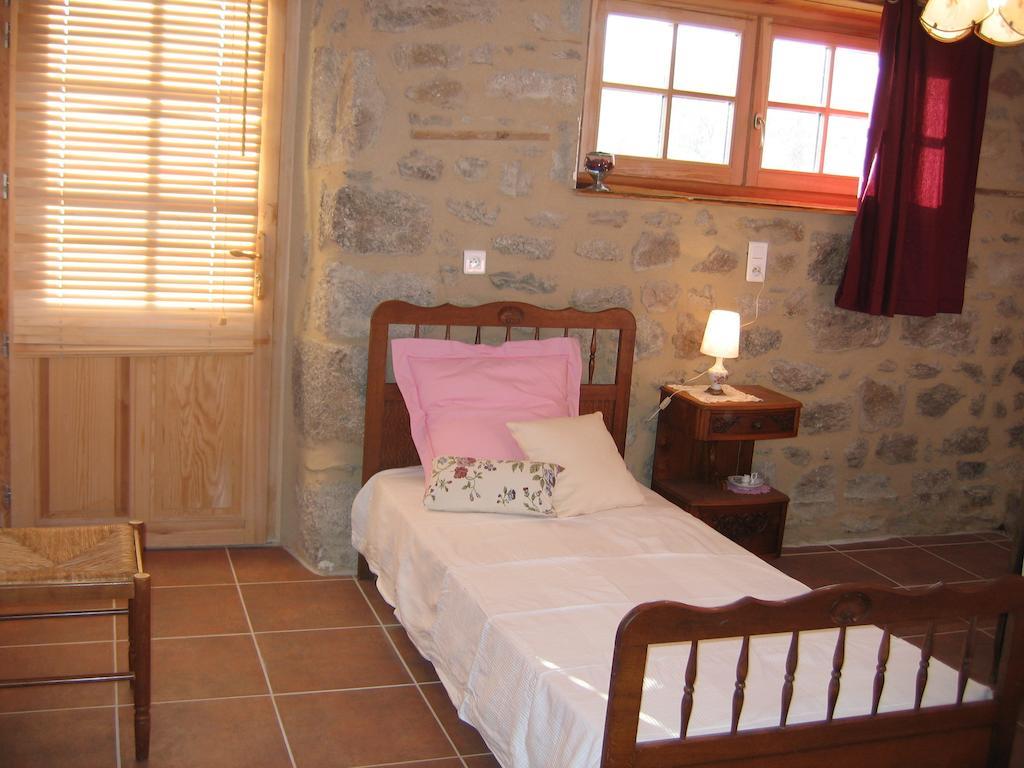 Bed and Breakfast La Ferme Des Genets Medeyrolles Zimmer foto